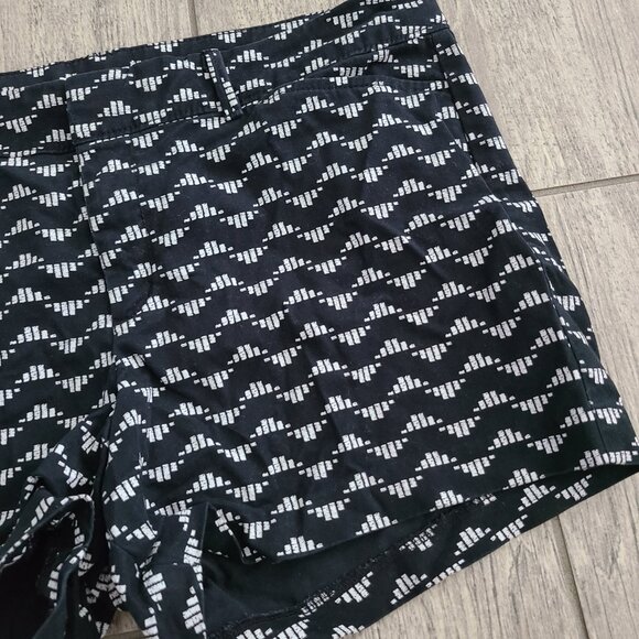 Old Navy Pixie Shorts Black White Geometric Print Size 8 Regular - Picture 3 of 11